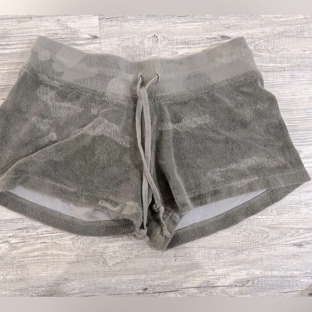 Hard Tail camouflage low rise short